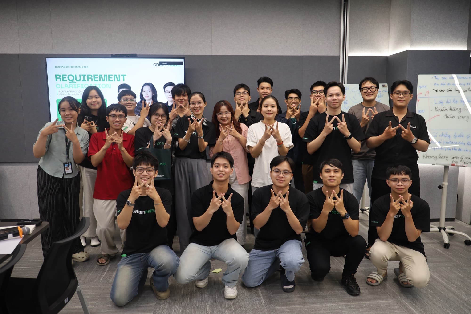 Chụp hình cùng 24 bạn intern GreenNode sau buổi workshop, whiteboard phía sau còn nguyên phần WHY và WHAT