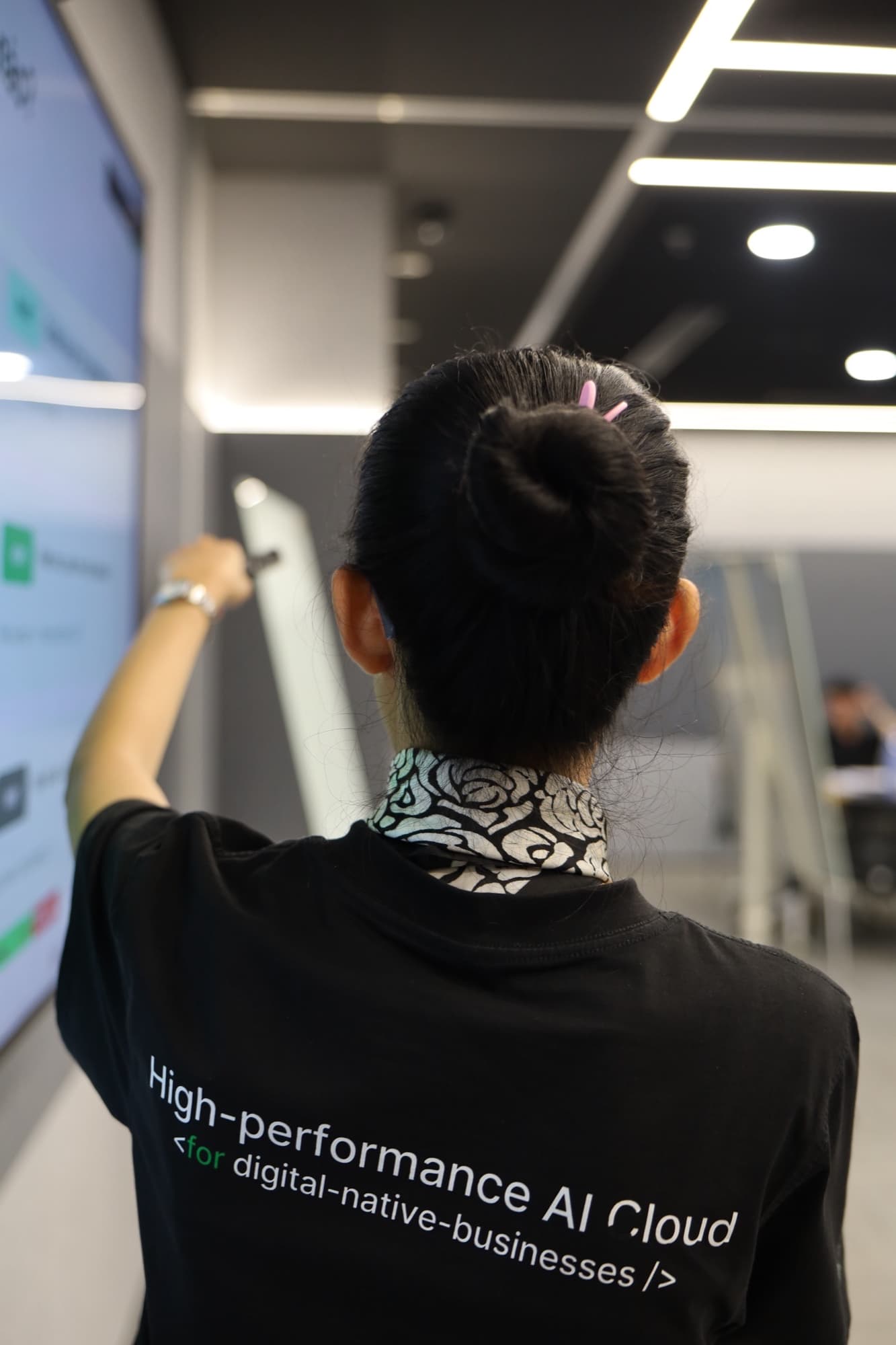 Hana chỉ vào màn hình trình chiếu trong buổi workshop