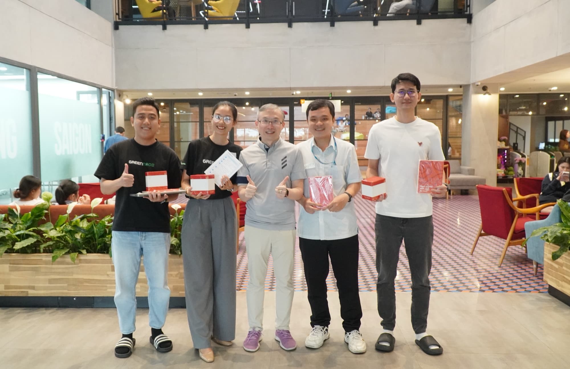 Nhóm nhận quà cùng trainer Richard Chang tại sảnh VNG Campus