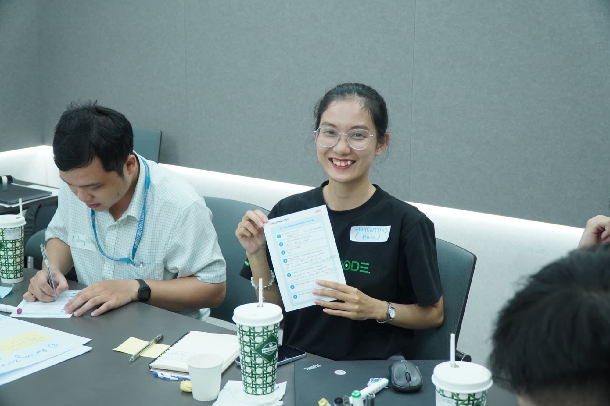 Hana cầm tờ 30-day Personal Action Canvas đã điền tại workshop